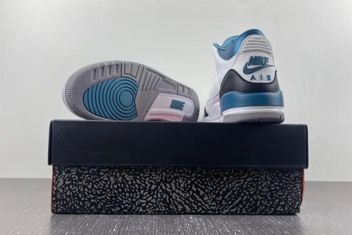 Air Jordan 3 Retro 136064-660