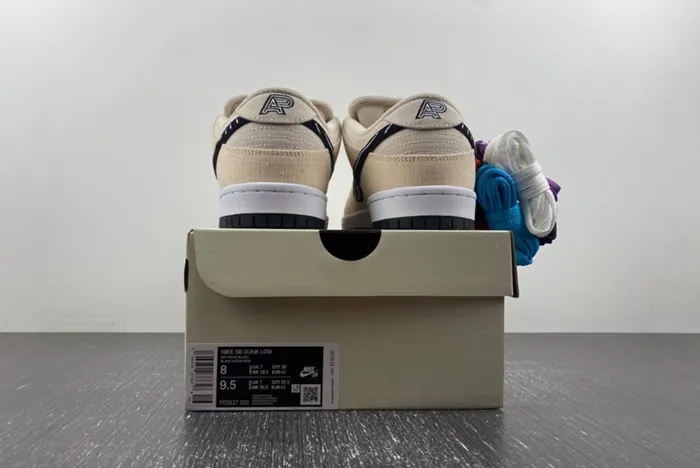 Albino & Preto x Nike Dunk SB Low FD2627-200